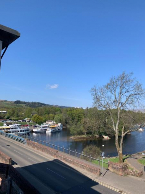 Lovely Riverside apartment with 2 terraces